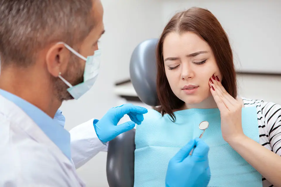 woman at the dentist because of mouth pain